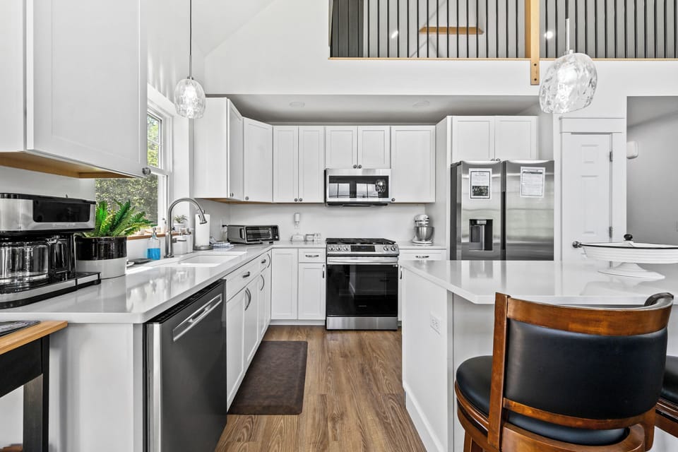 Fully Equipped Kitchen with Bar seating for 4