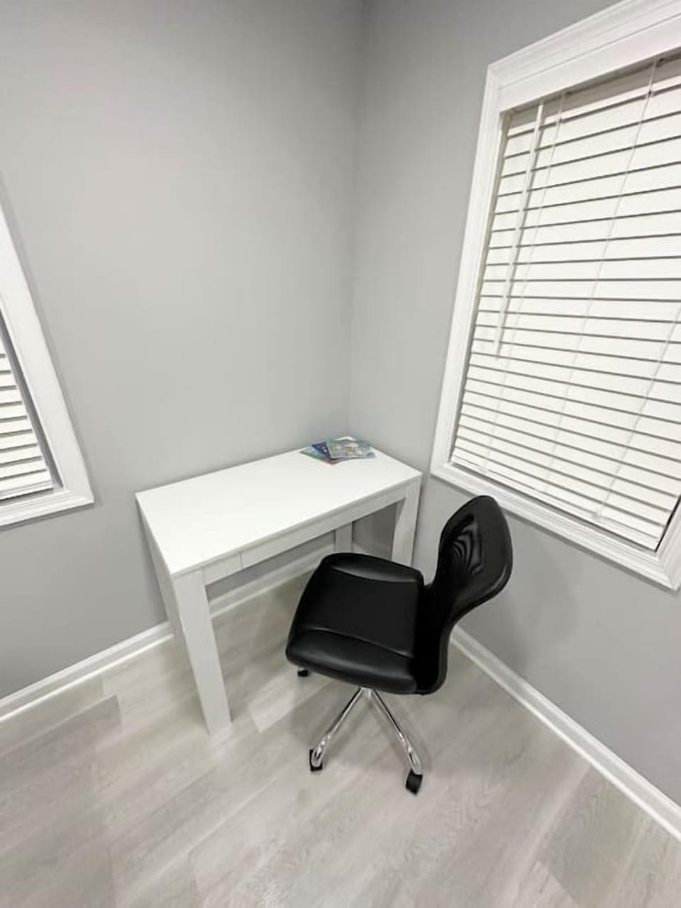 Work desk & moving chair, super fast wifi for remote work