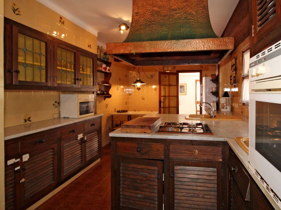 Countertop, Cabinetry, Property, Furniture, Drawer, Wood, Kitchen, Interior Design, Architecture, Floor