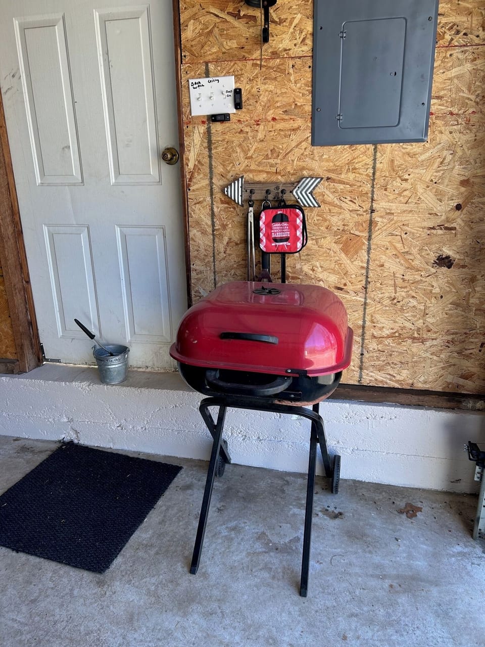 Grill, charcoal, starter and utensils provided