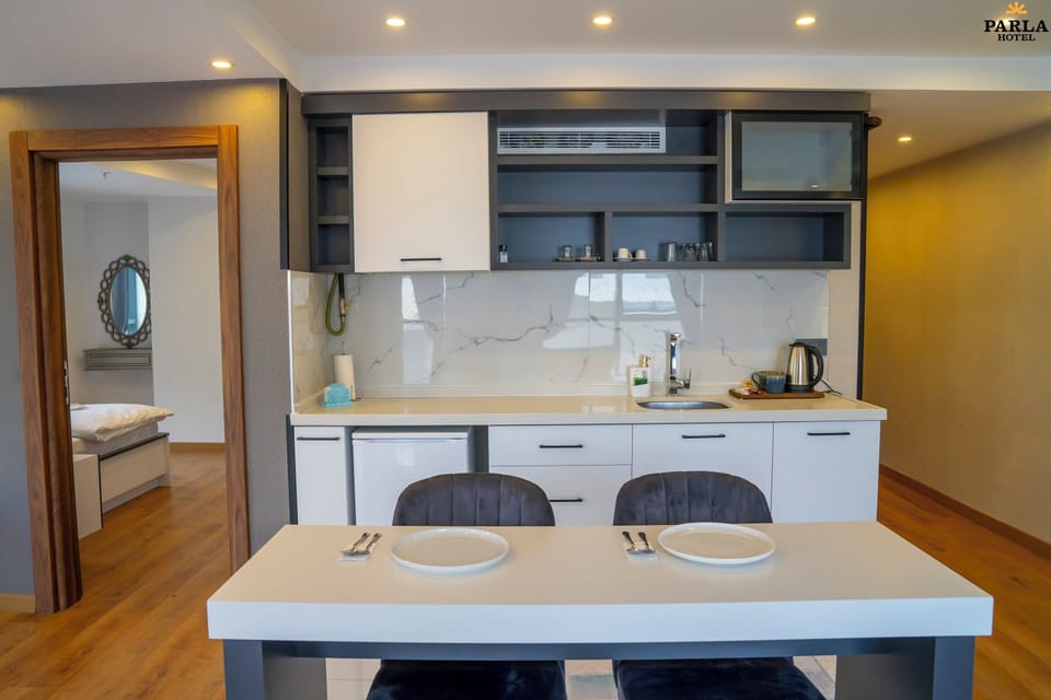 Elite Suite | Private kitchen | Mini-fridge, electric kettle, cookware/dishes/utensils