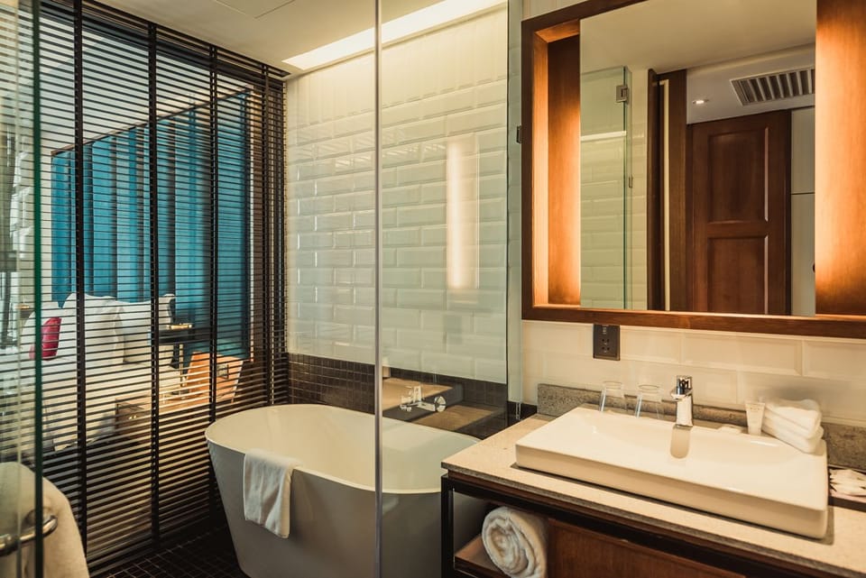 Telegraph Cosy | Bathroom | Separate tub and shower, rainfall showerhead, designer toiletries