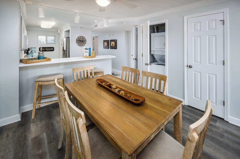 Dining area with washer and dryer