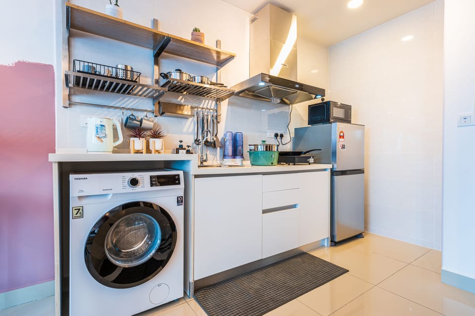 Luxury Studio Suite | Private kitchen | Fridge, microwave, stovetop, cookware/dishes/utensils