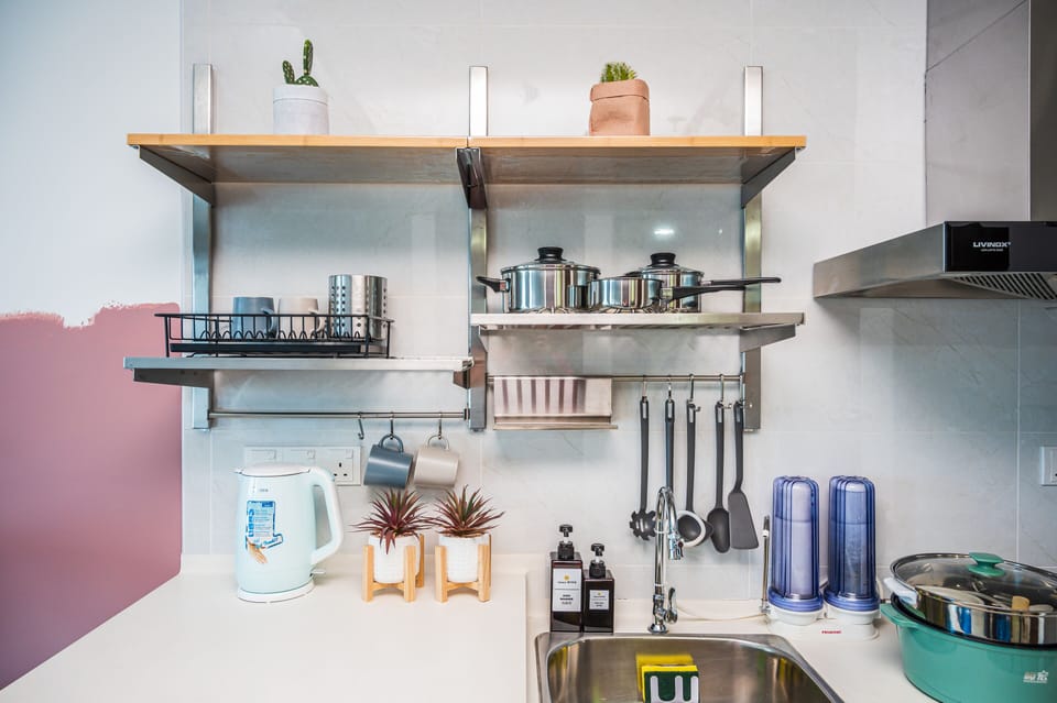Luxury Studio Suite | Private kitchen | Fridge, microwave, stovetop, cookware/dishes/utensils