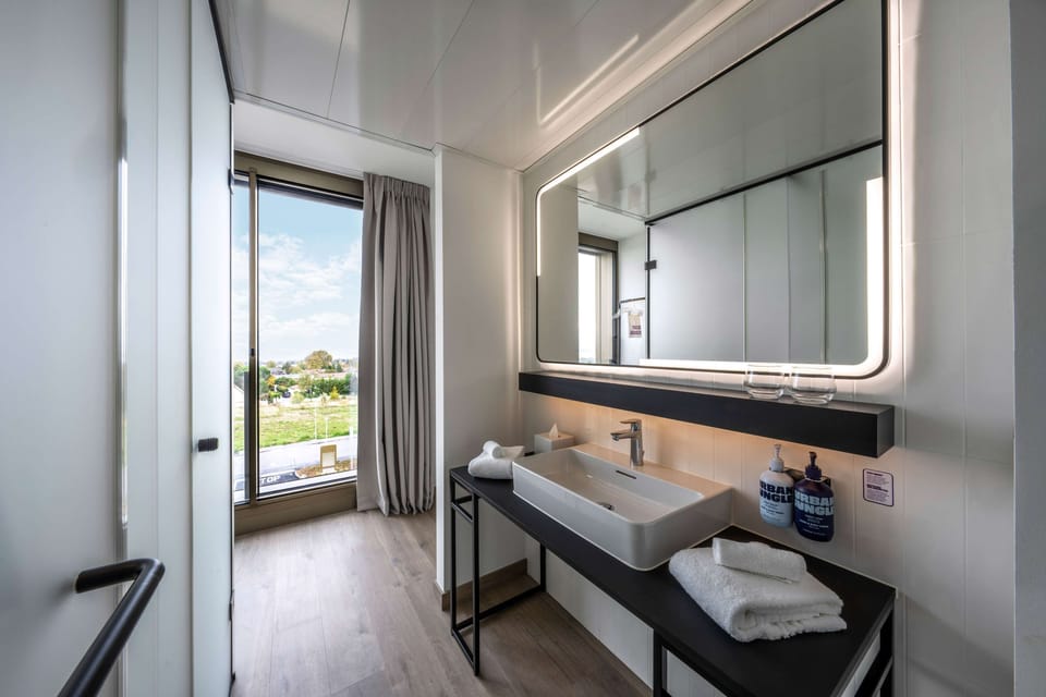 Suite | Bathroom | Shower, rainfall showerhead, eco-friendly toiletries, hair dryer