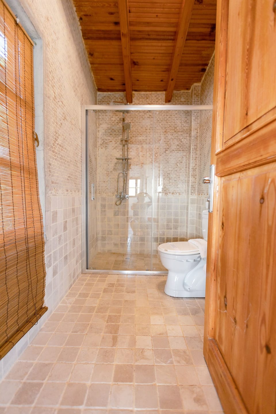 Exclusive Duplex | Bathroom | Shower, free toiletries, hair dryer, slippers