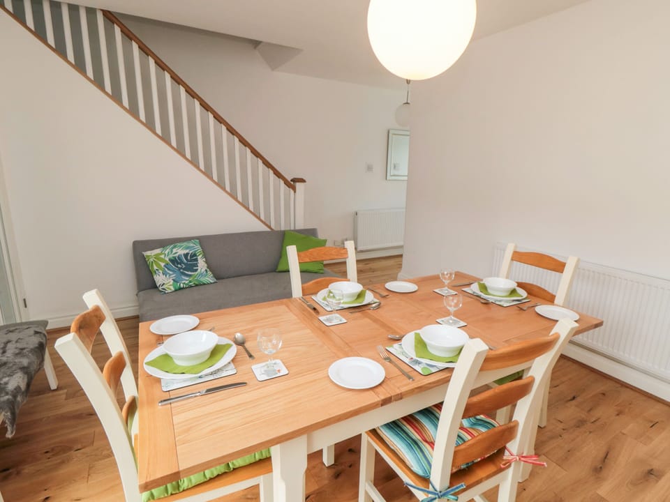 Cottage | Dining