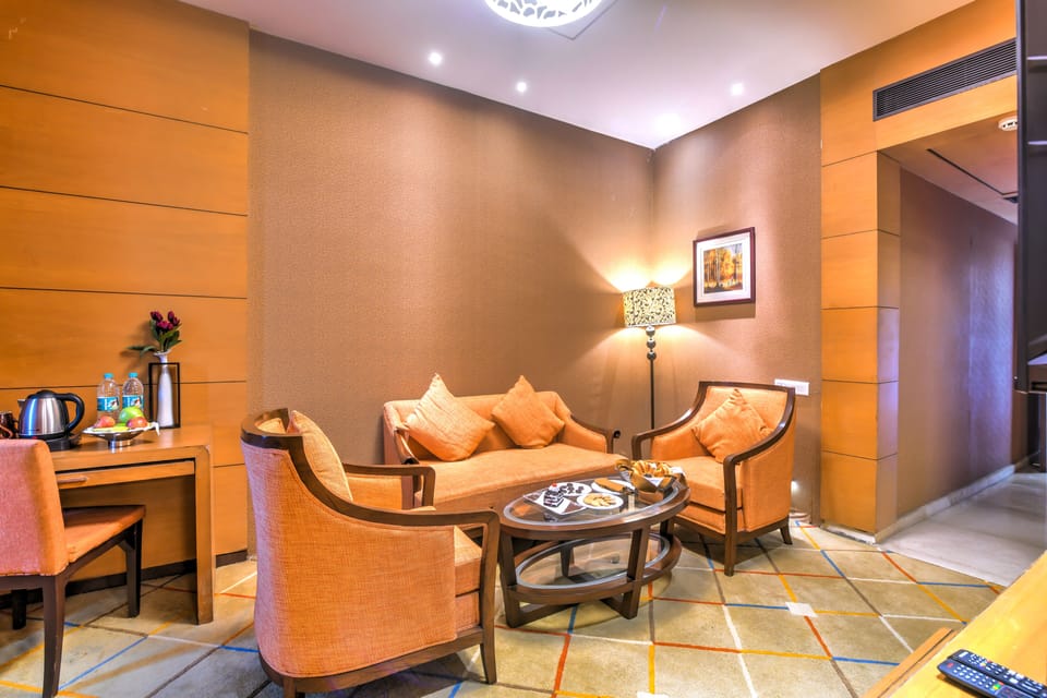 Suite | Living area | 32-inch LED TV with cable channels, TV