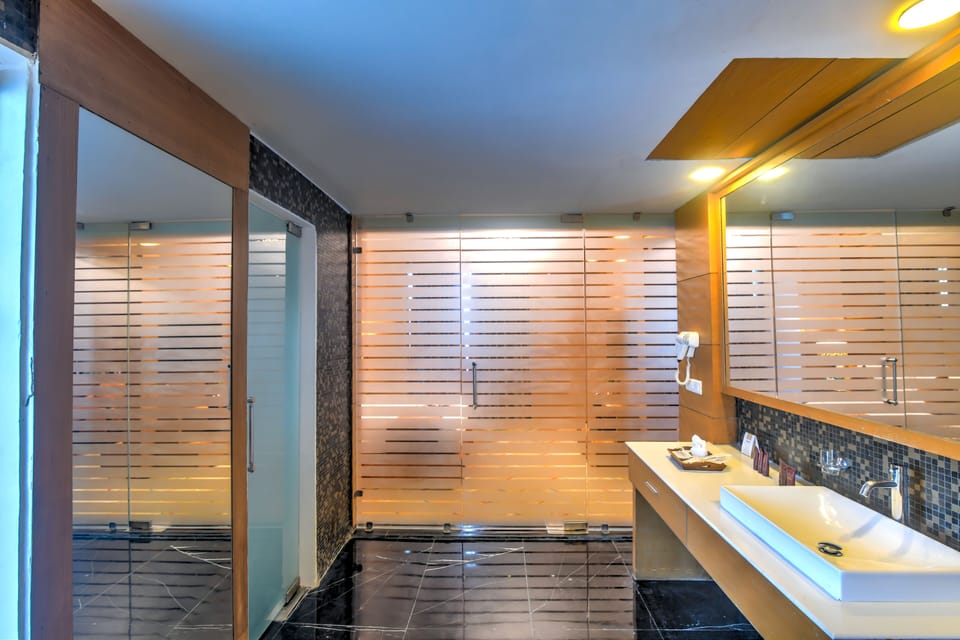 Suite | Bathroom | Combined shower/tub, rainfall showerhead, free toiletries, hair dryer