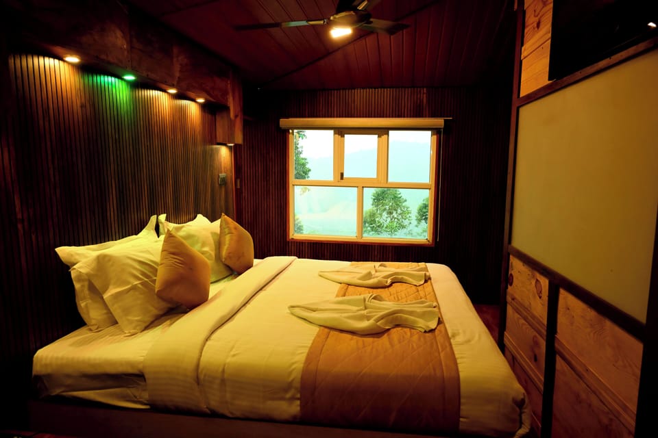 Luxury Tree House, 1 King Bed | Select Comfort beds, desk, iron/ironing board, free WiFi