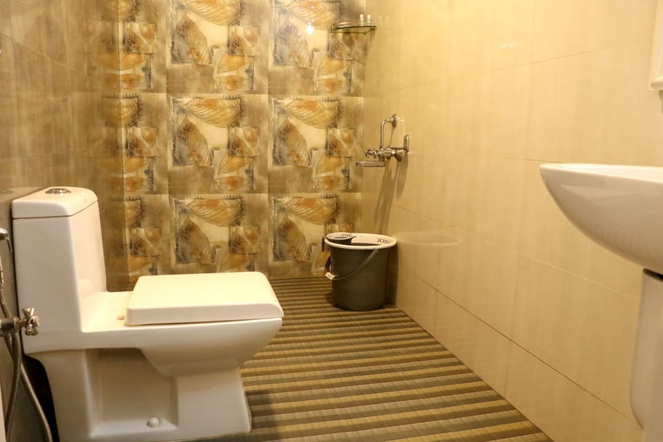 Luxury Tree House, 1 King Bed | Bathroom | Shower, rainfall showerhead, free toiletries, hair dryer (on request)