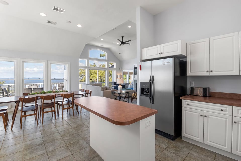 CL543: Catch N Relax | Top Level Dining Area and Kitchen