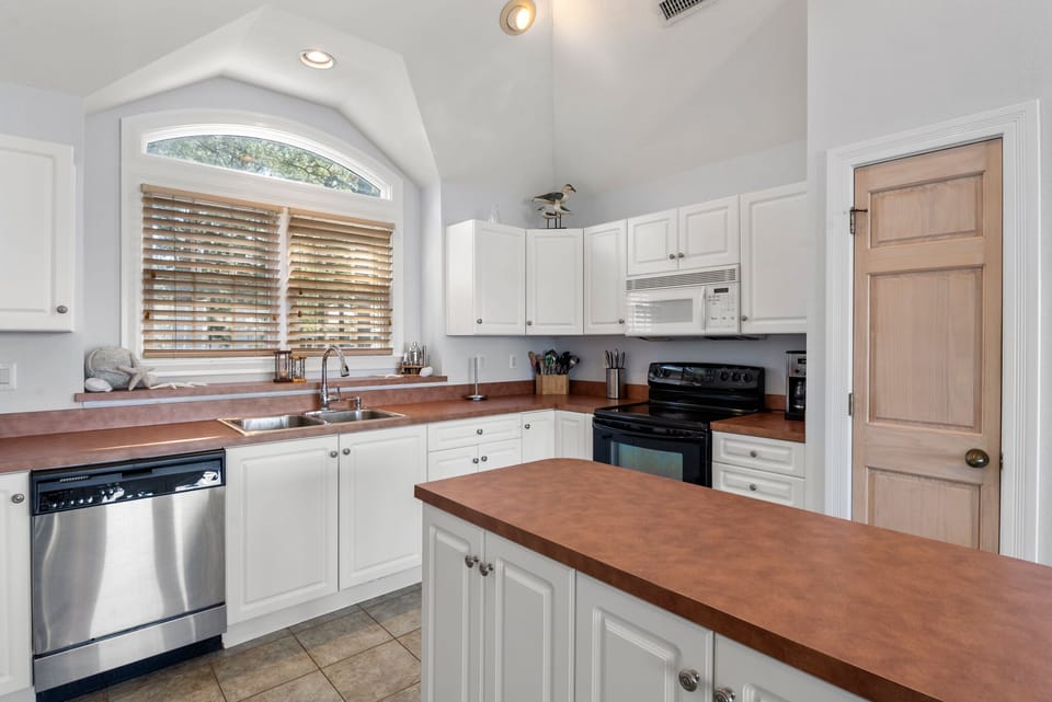 CL543: Catch N Relax | Top Level Kitchen