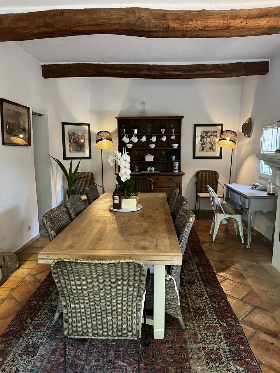 Indoor dining in open plan kitchen