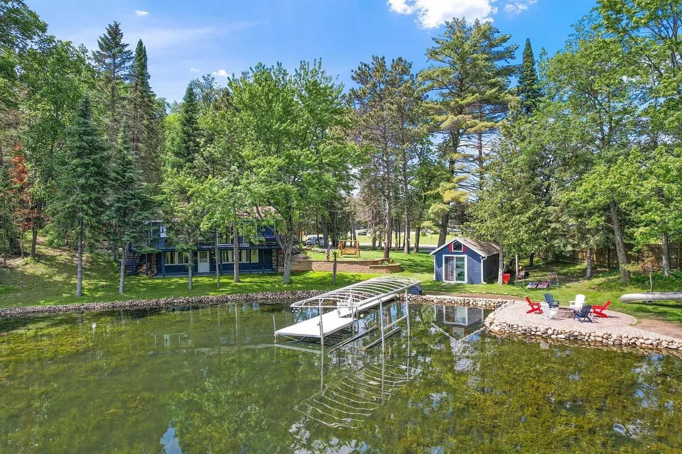 Hot tub, tons of room, amazing extras !! 