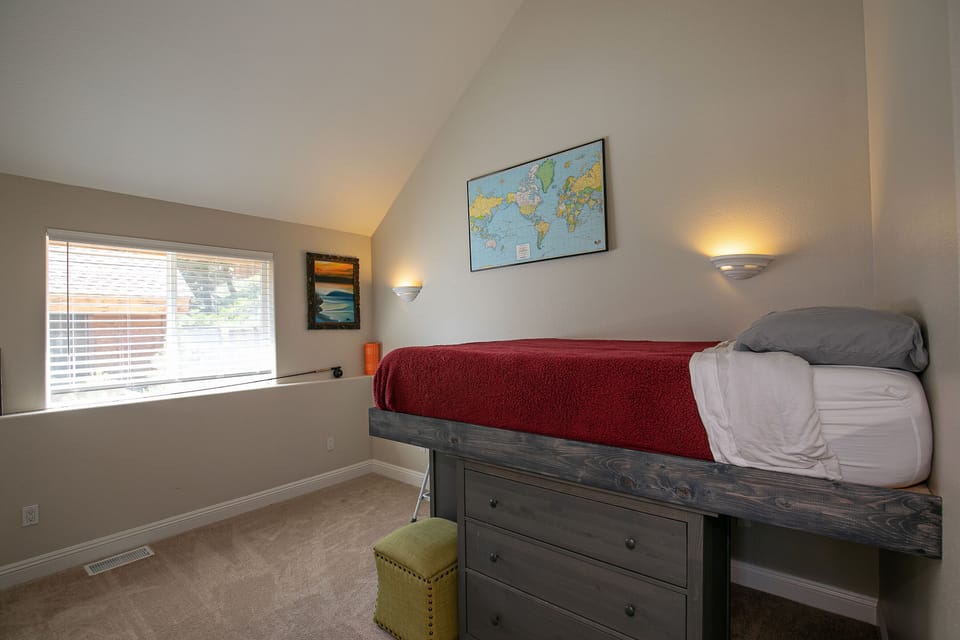 Bedroom 3: Bunkbed, Outside View