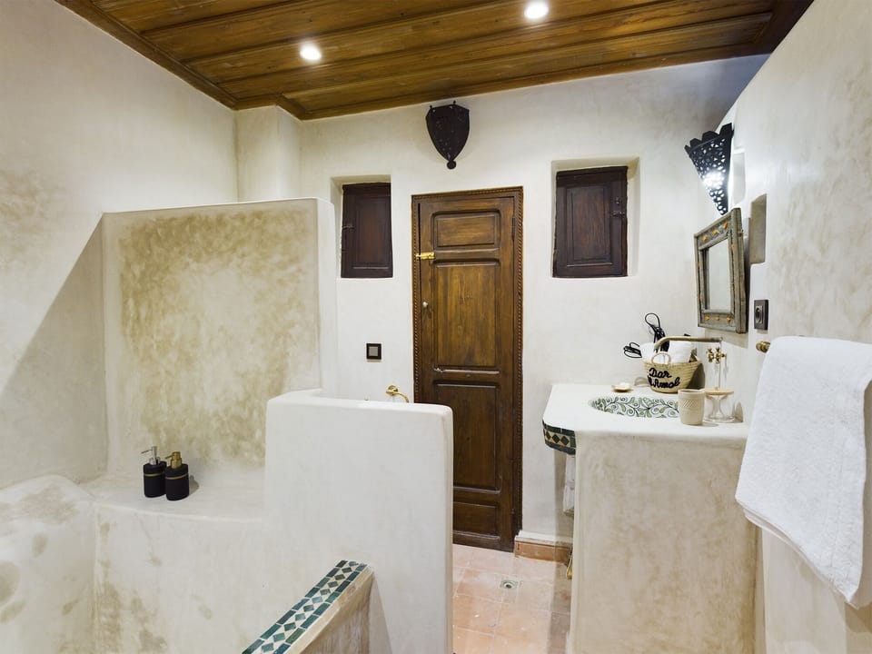 Comfort Quadruple Room Zaynab | Bathroom | Free toiletries, hair dryer, towels