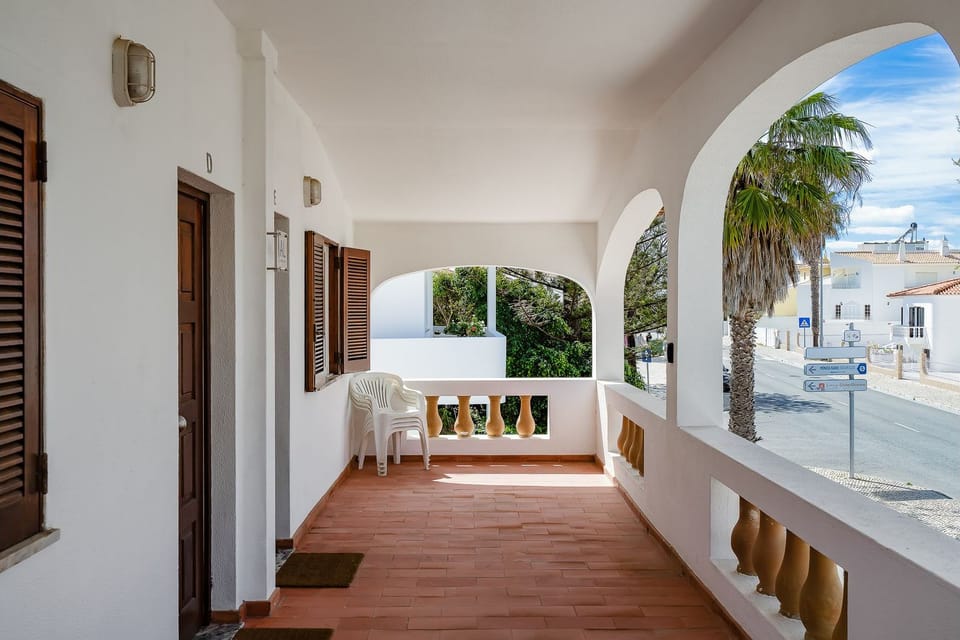 Enjoy the refreshing breeze from this charming covered terrace, perfect for quiet mornings or evening relaxation with a street view.
#Terrace #StreetView #LovelyStay