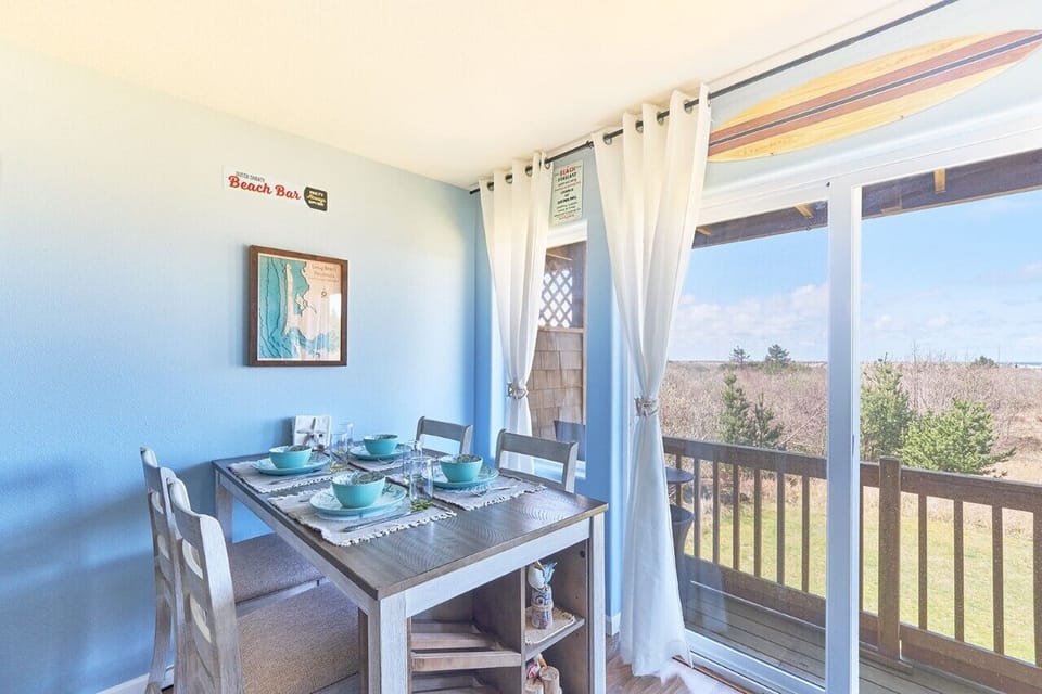 Seating for 4 - Enjoy dinner with a view!