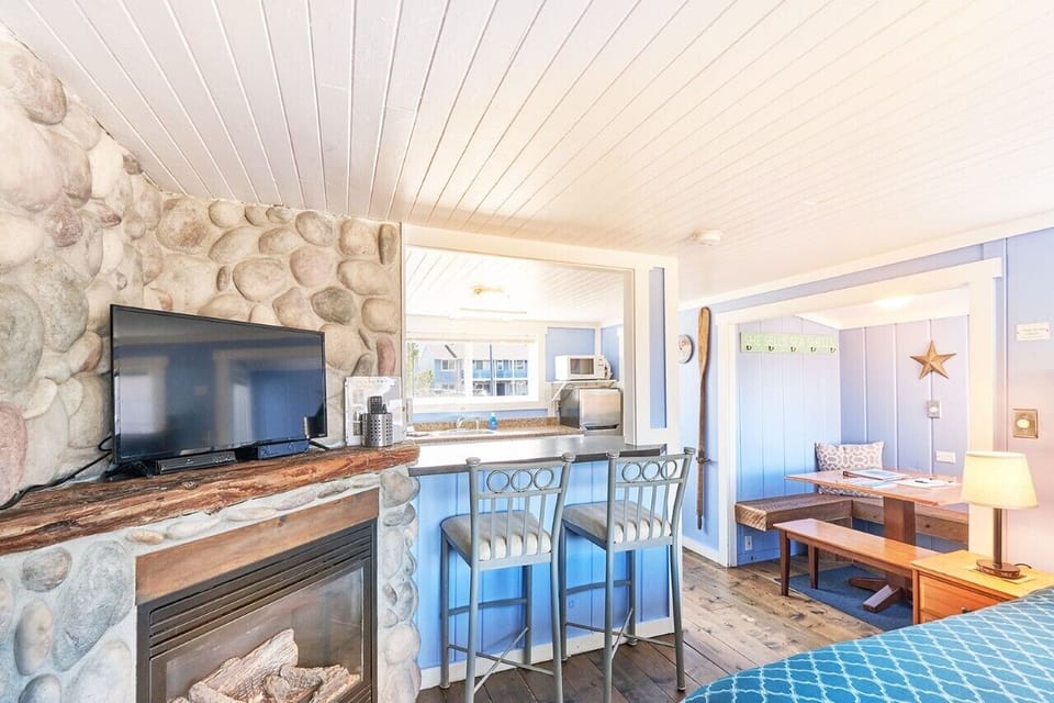 Beachside Bungalow - Kitchen counter perfect for quick meals