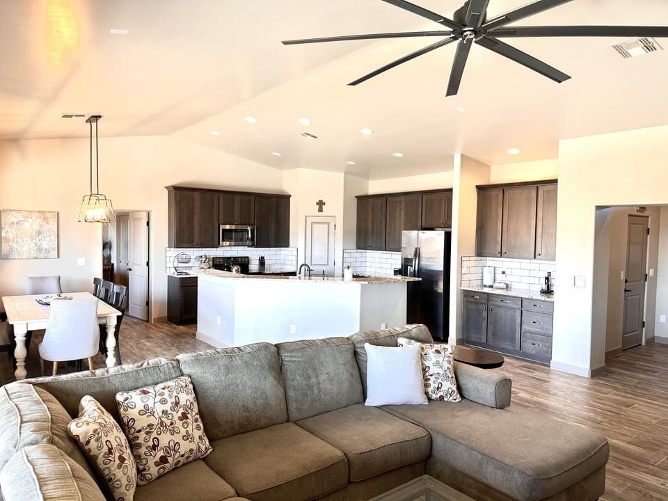 Large open room with living room, kitchen and kitchen table. 