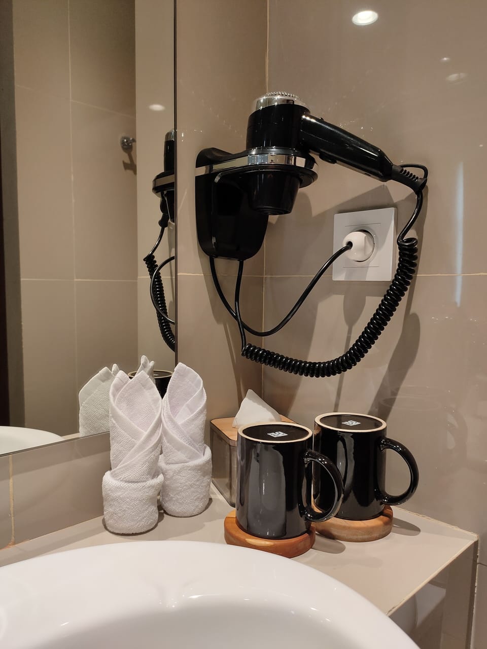 Luxury Twin Room | Bathroom | Shower, rainfall showerhead, free toiletries, slippers
