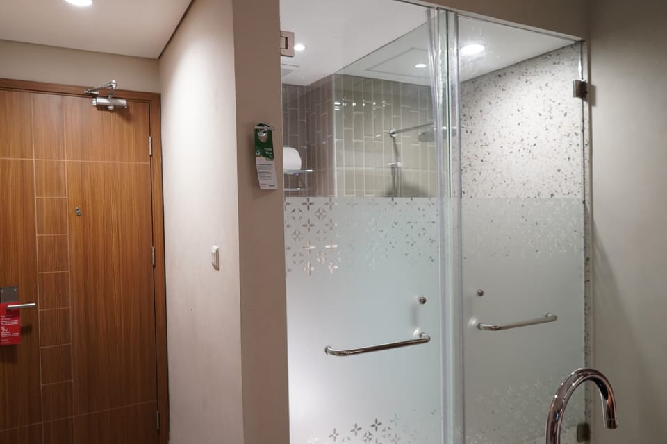 Executive Room, 2 Twin Beds, Non Smoking | Bathroom | Shower, rainfall showerhead, free toiletries, slippers