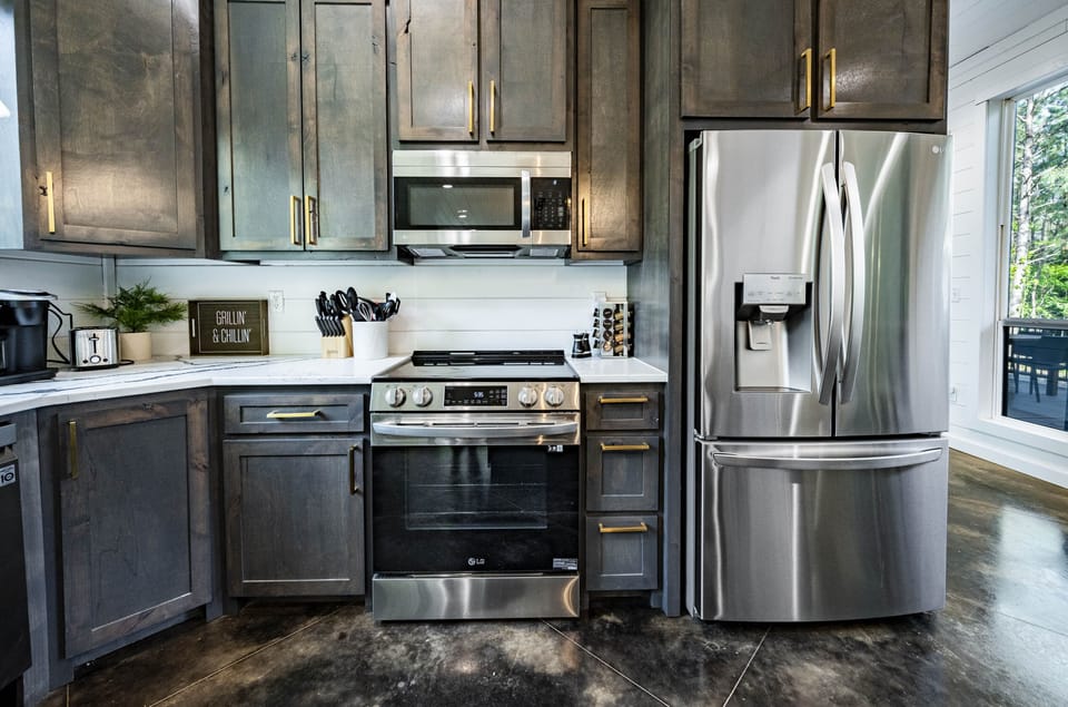 Chef’s kitchen ready—pots, pans, bakeware & dishes all included!