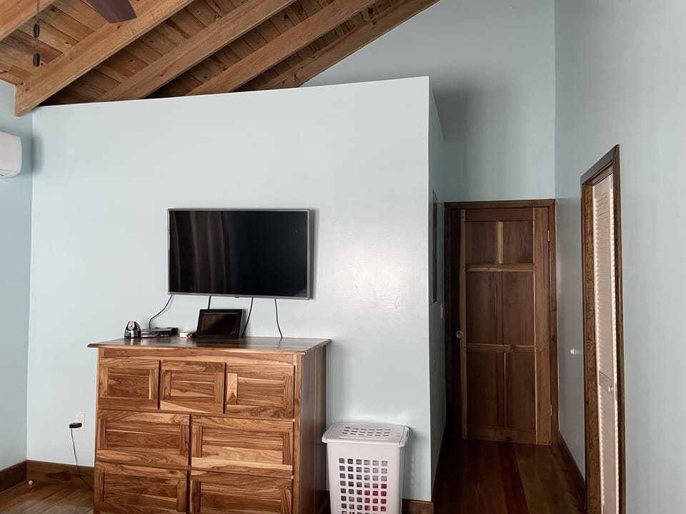 UpstairsBedroom #2 with smart tv