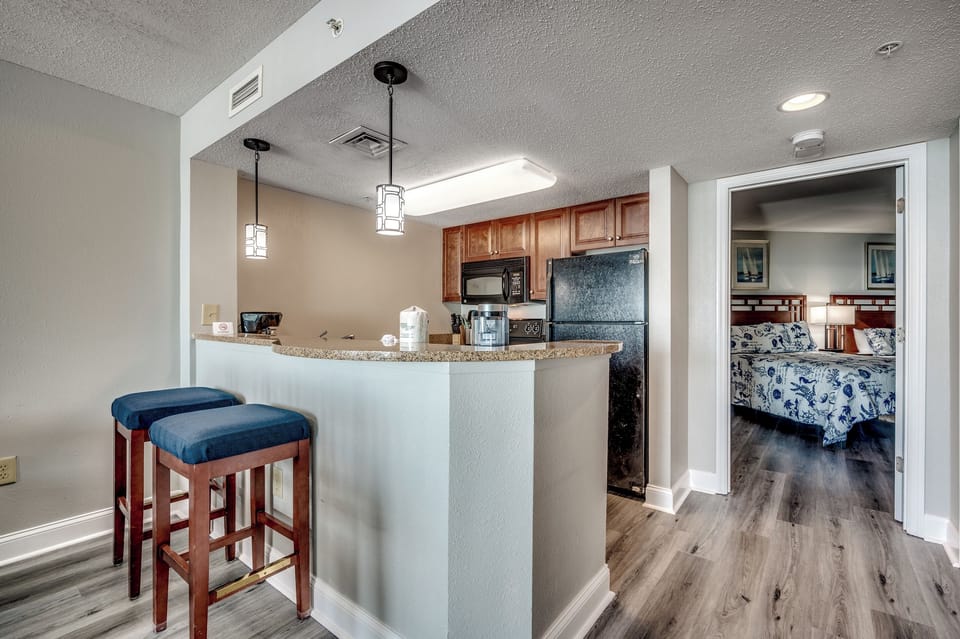 Eat-in kitchen bar seating