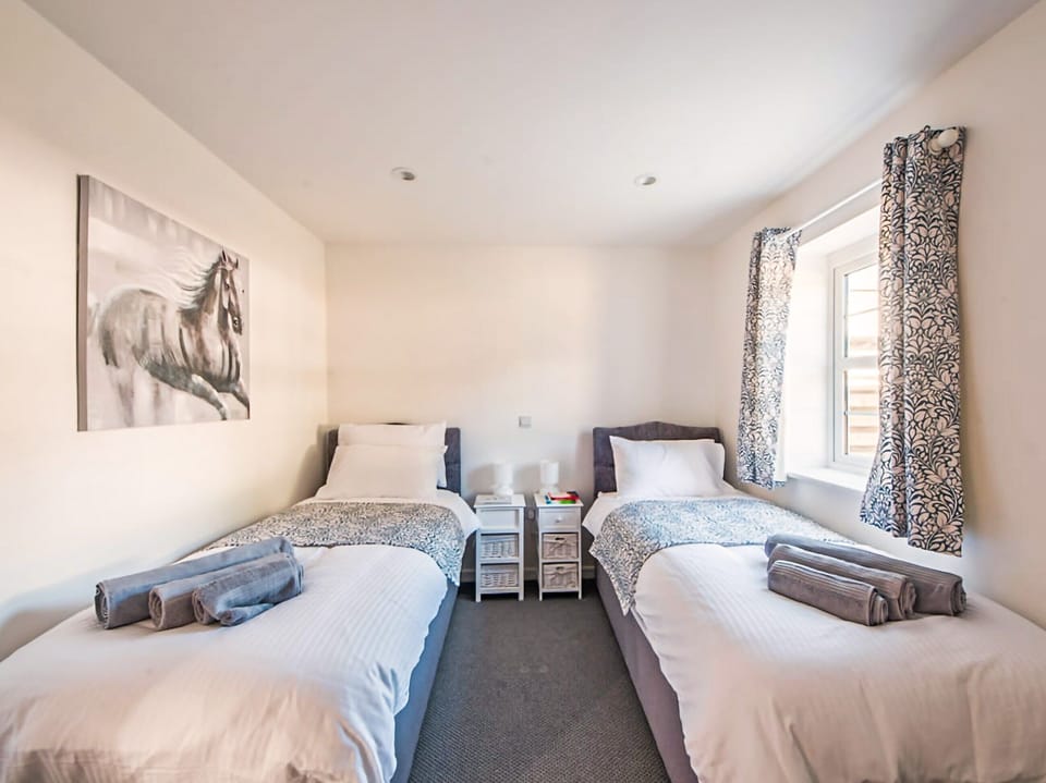 Twin bedroom | Willow Cottage - Woodside Stables Holiday Cottages, Saltash