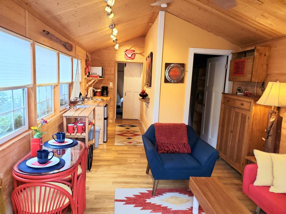 dining/kitchen area