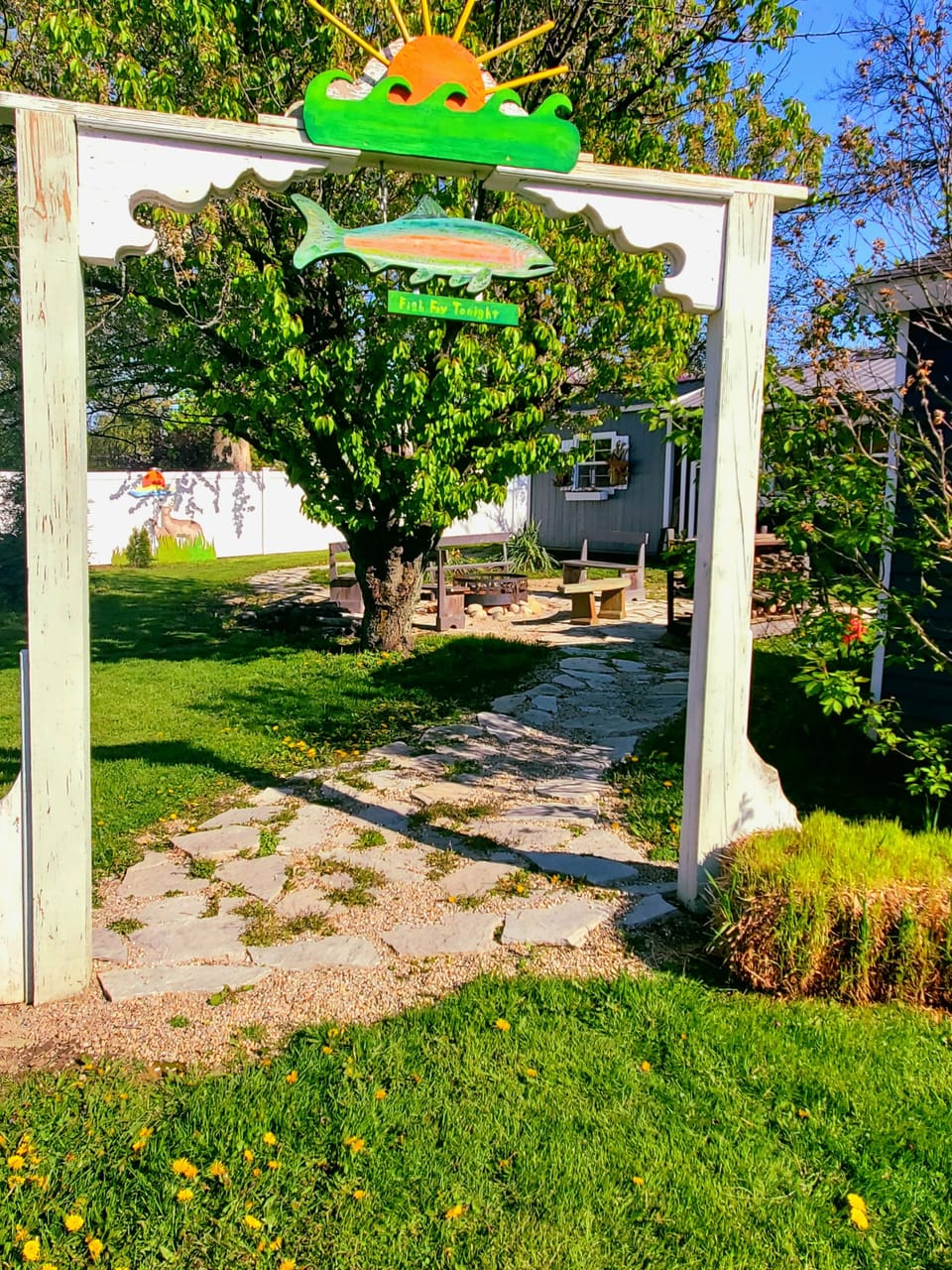 entrance to side & back yard