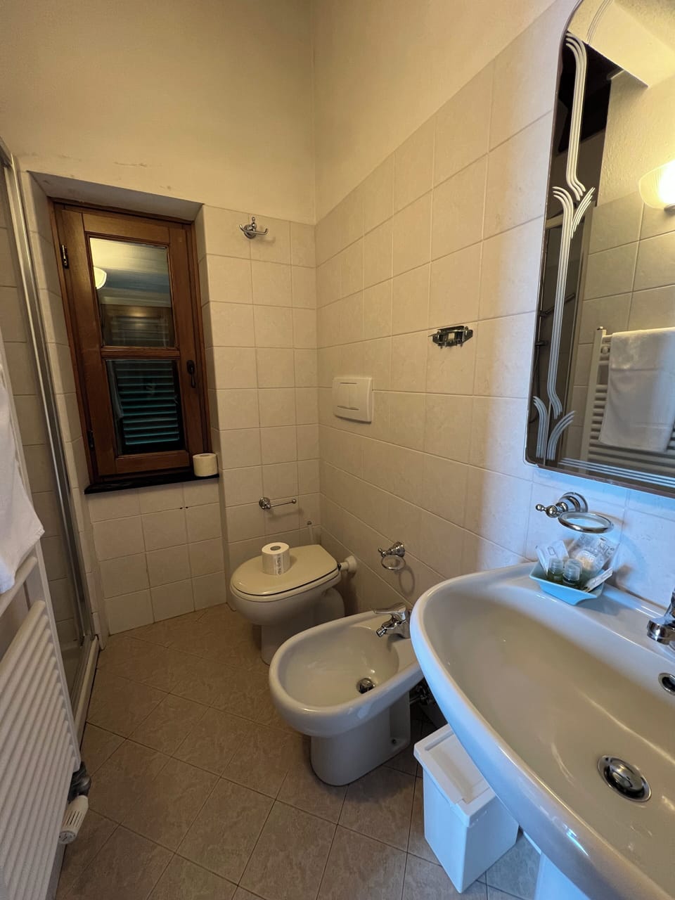 Classic Room | Bathroom | Rainfall showerhead, towels