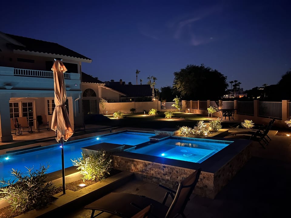 Pool, large jacuzzi (10 man) and putting course at night