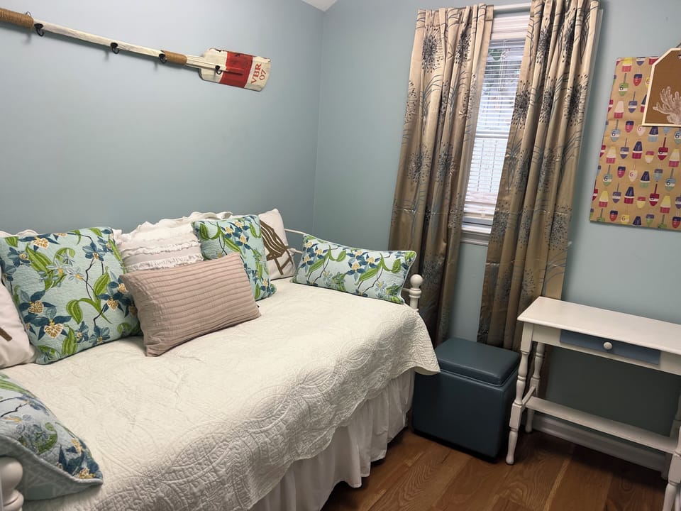 Office with desk and daybed (twin)