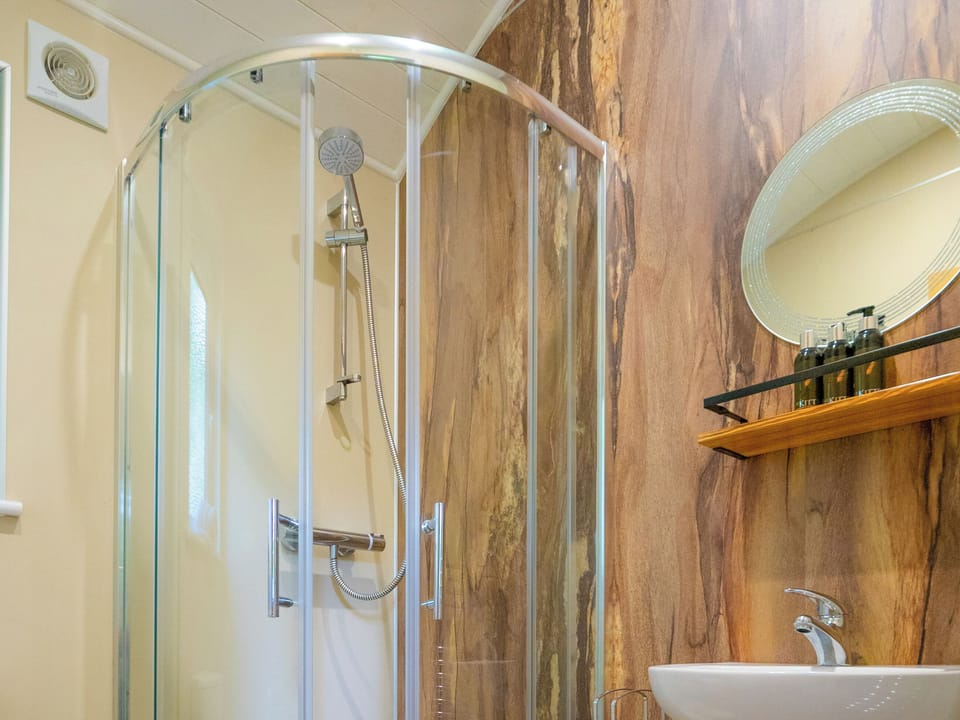Shower room | Woodpecker - Treglisson Pods, Hayle