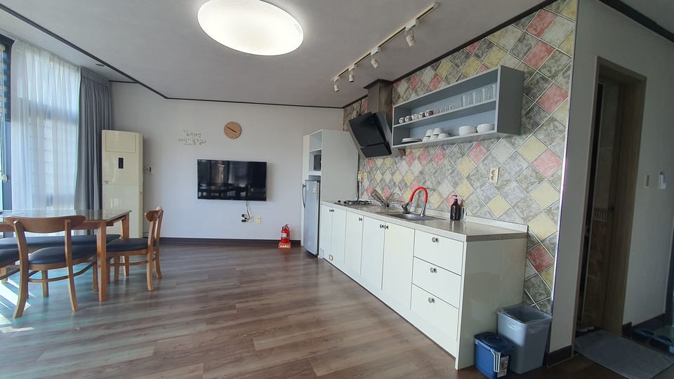 Grand Room, Kitchen, Ocean View (25 PY, Pets are allowed) | Living area | 50-inch LED TV with cable channels, TV, Netflix