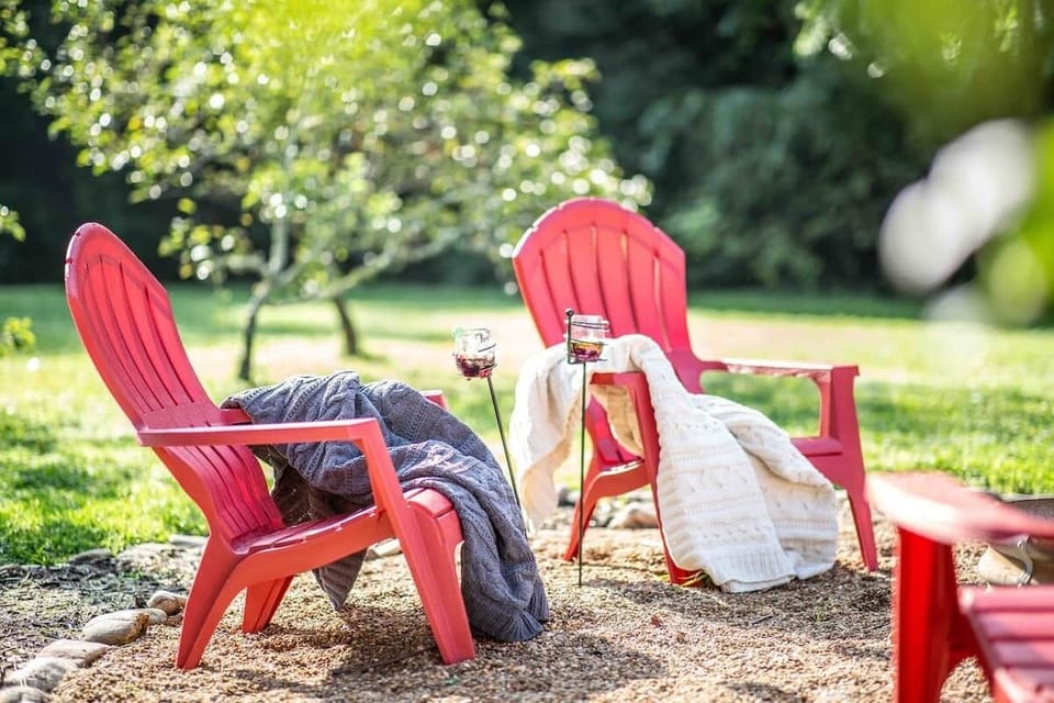 Enjoy some wine or coffee by the fire pit. 