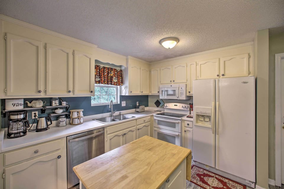 fully stocked kitchen includes cooking basics