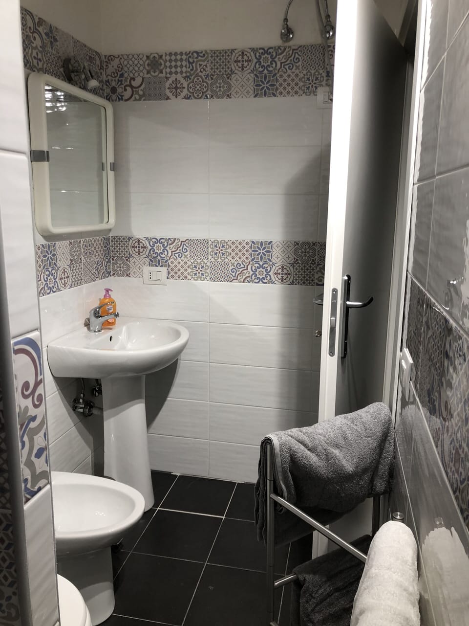 Panoramic Room | Bathroom | Shower, rainfall showerhead, hair dryer, bidet