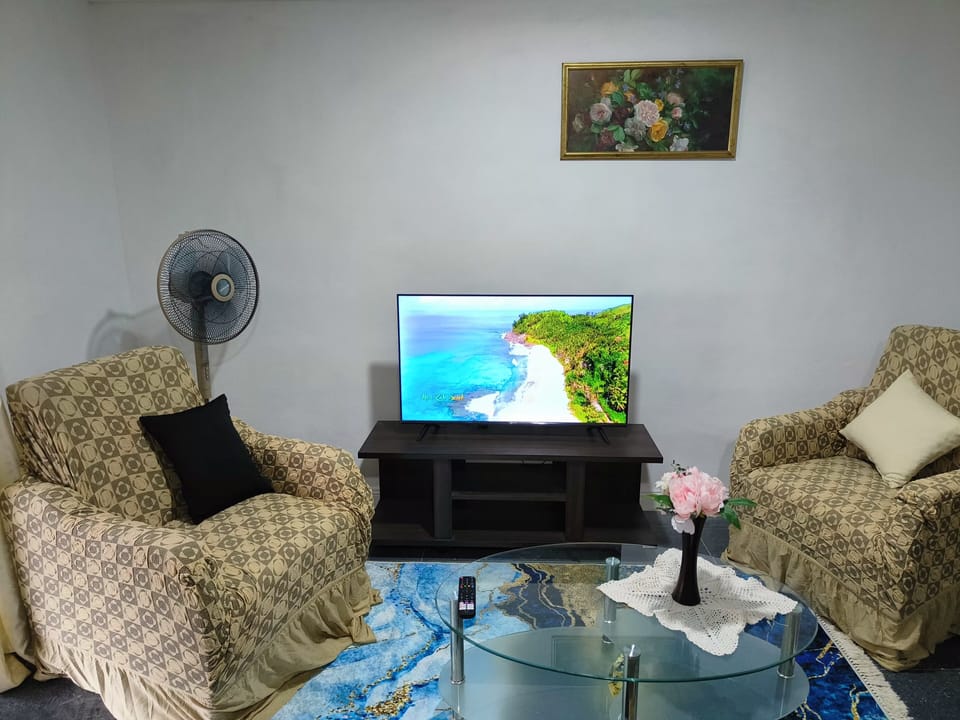 Business Apartment | Living area | 43-inch Smart TV with digital channels, TV, Netflix