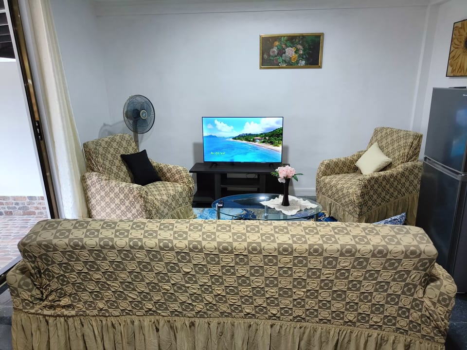 Business Apartment | Living area | 43-inch Smart TV with digital channels, TV, Netflix