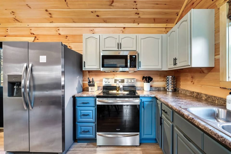 Brand New appliances! Dishwasher, 5 burner electric range, microwave, refrigerator, Blender, Toaster, complete stainless steel pots and pans set, EVEN complimentary stocked spice rack!