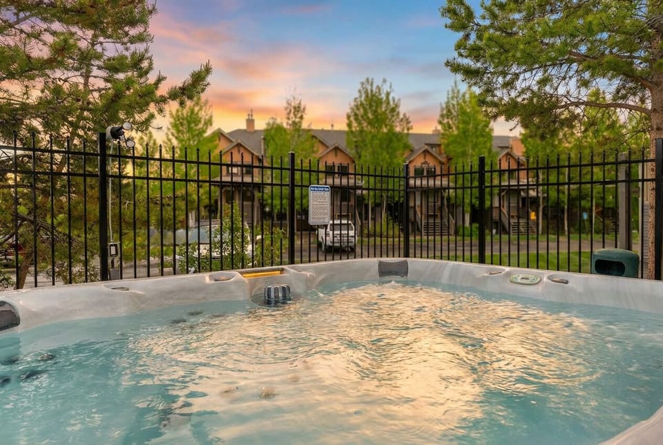 Large jacuzzi with various jets to suit your preference.
