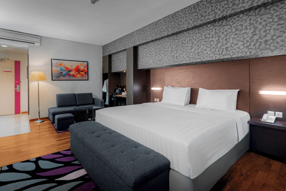 Executive Suite Room | Premium bedding, in-room safe, desk, blackout drapes