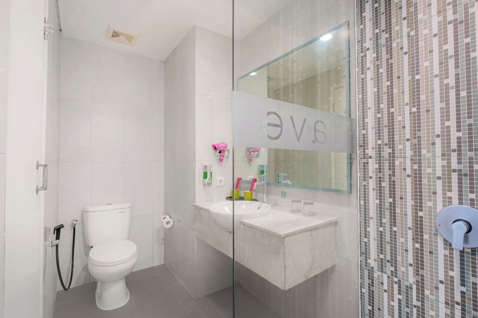 Superior Room | Bathroom | Shower, free toiletries, towels
