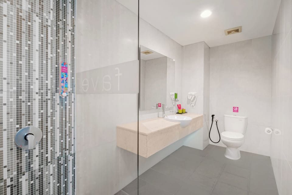 Executive Suite Room | Bathroom | Shower, free toiletries, towels