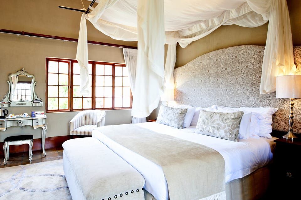 Luxury Room | Minibar, in-room safe, desk, blackout drapes